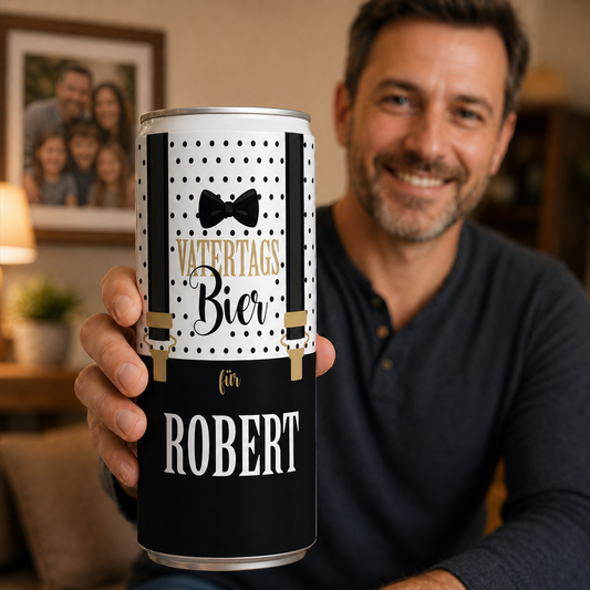 Bierdose zum Vatertag mit Hosenträgermotiv und Name in Hand gehalten
