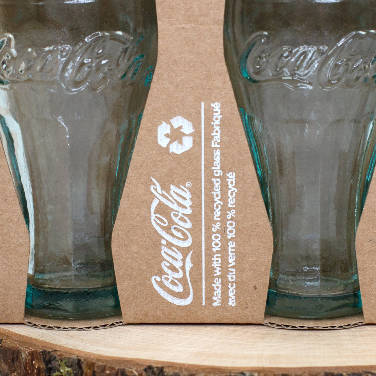 Detailansicht der Verpackung mit Hinweis auf 100% recyceltes Glas und Coca-Cola Branding
