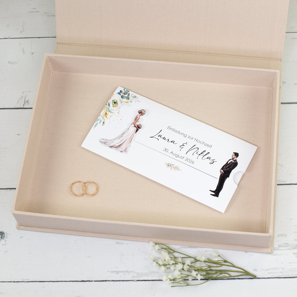 Innenansicht der beigen Erinnerungsbox mit Karte und Ringen als Beispiel für Hochzeitserinnerungen
