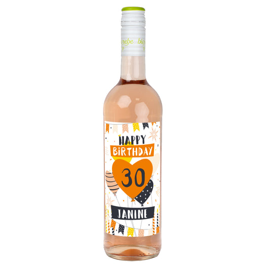 Roséweinflasche mit personalisiertem Etikett „Happy Birthday 30 Janine“, orangefarbenes Herz und Party-Design, freigestellt auf weißem Hintergrund.
