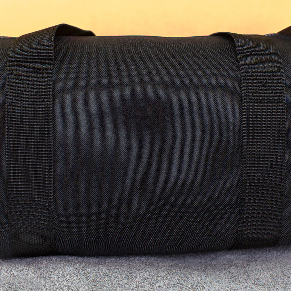 Nahaufnahme vom schwarzen Polyester-Material der personalisierbaren Sporttasche