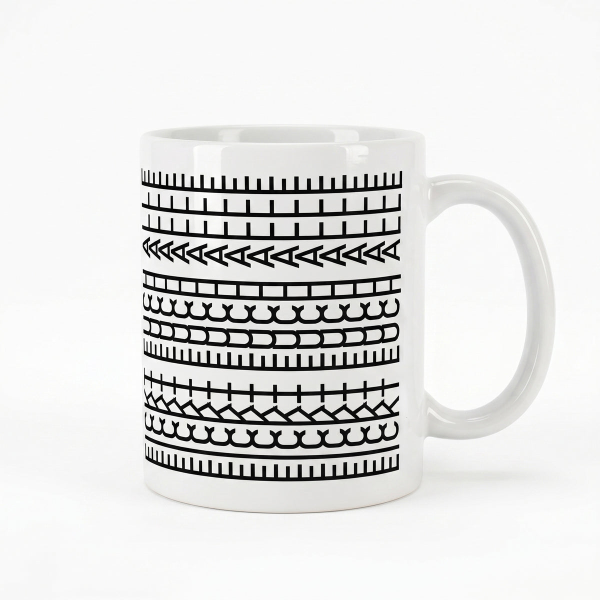Freigestellte Produktansicht der Keramiktasse mit verstecktem Schriftzug und grafischem Muster