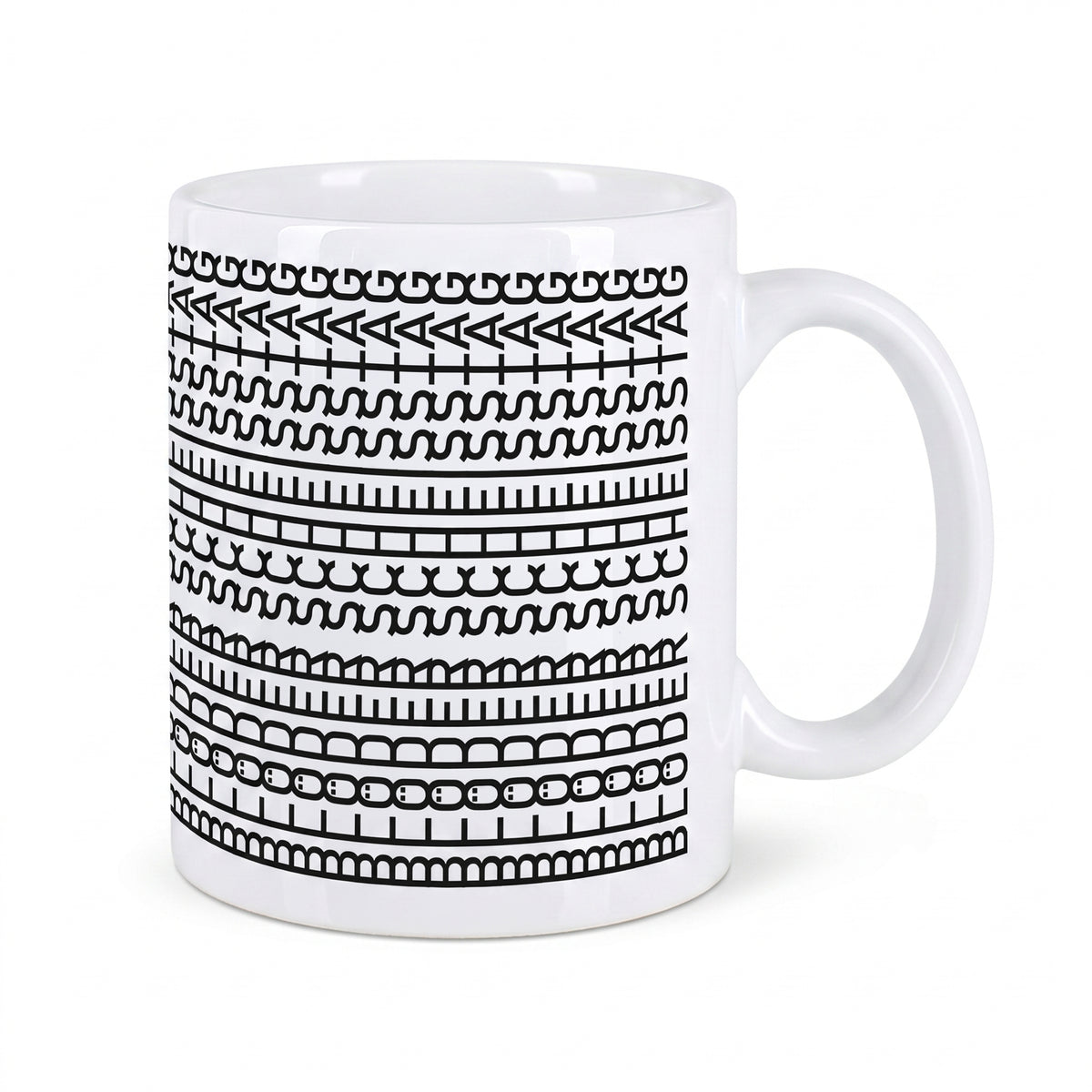 Freigestellte weiße Keramiktasse mit schwarzem grafischem Muster und verstecktem Spruch auf weißem Hintergrund