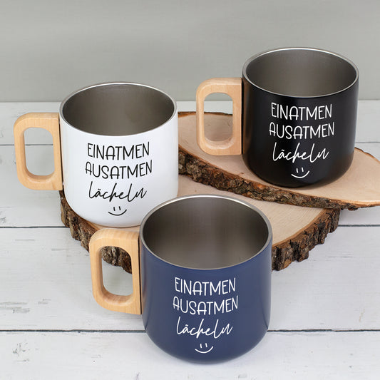 Edelstahlbecher mit Holzgriff in Weiß, Schwarz und Dunkelblau mit Spruch Einatmen Ausatmen Lächeln