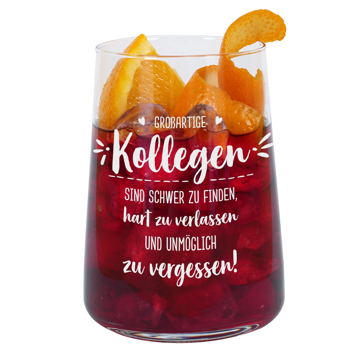 Trinkglas mit Kollegen Spruch, gefüllt mit rotem Getränk, Eiswürfeln und Orangenscheiben freigestellt