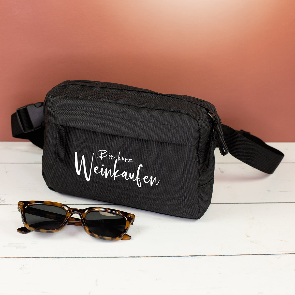 Schwarze Bauchtasche mit Spruch Bin kurz Weinkaufen und Sonnenbrille als Geschenk für Frauen