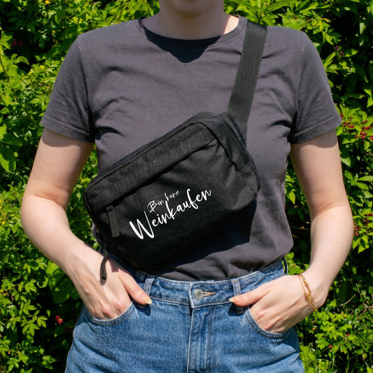 Schwarze Bauchtasche mit Spruch Bin kurz Weinkaufen als Crossbody Bag getragen