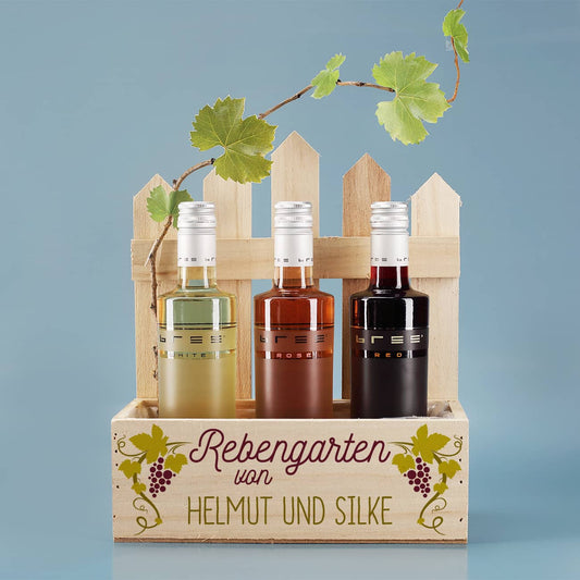 Personalisierter Druck auf Pflanzkiste mit Name nach Wunsch und mit 3 Weinflaschen