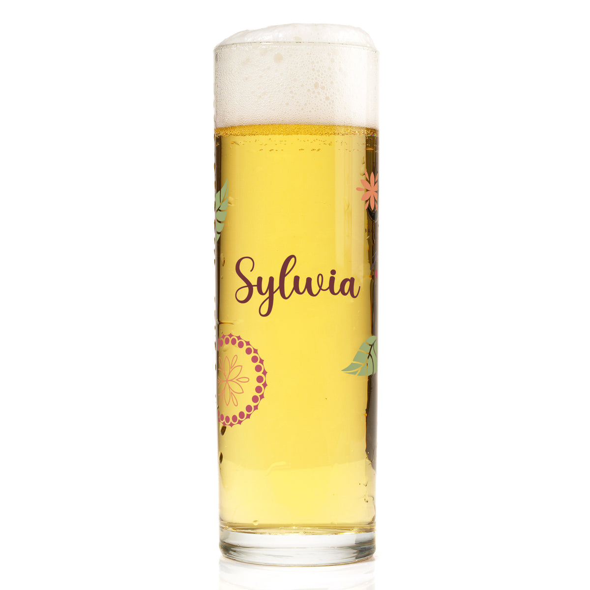 Personalisierte Kölschstange mit floralem Motiv, Name Sylwia und Bierfüllung auf weißem Hintergrund