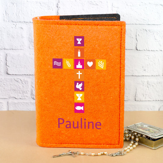 Orange Filz-Buchhülle für Gotteslob mit modernem Kreuz-Motiv, christlichen Symbolen und personalisiertem Namen