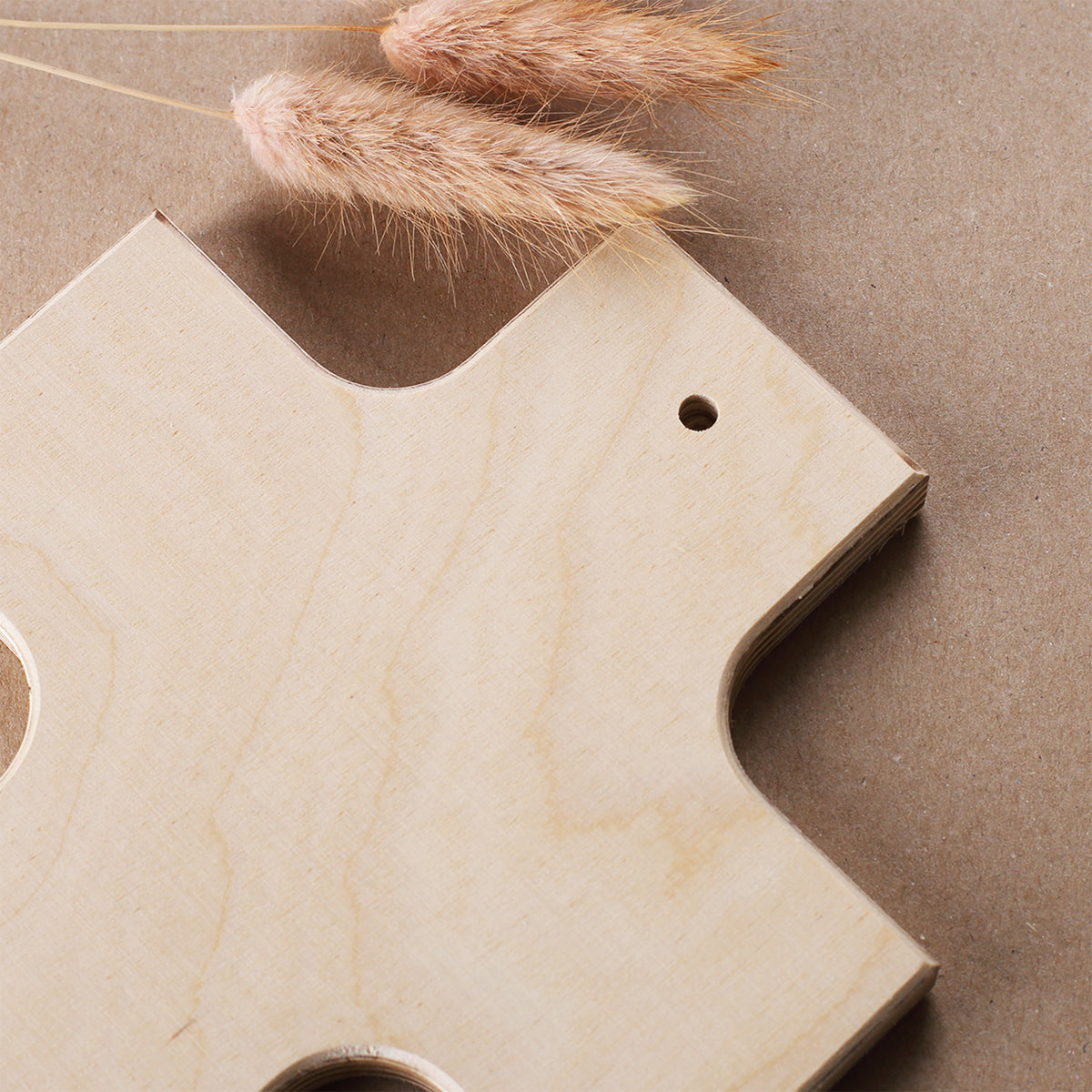 Rückseite des personalisierten Holzkreuzes aus Ahornholz, unbehandelt und glatt verarbeitet, Ansicht ohne Druckmotiv