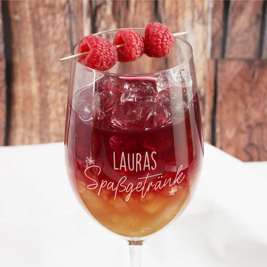 Leonardo Weinglas mit Gravur Lauras Spaßgetränk, fruchtigem Cocktail, Eiswürfeln und Himbeerspieß