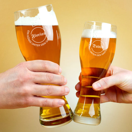 Personalisiertes Weizenbierglas mit Wunschname - König unter den Gastgebern in zwei Größen