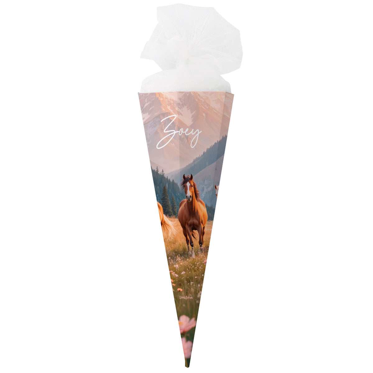 Schultüte mit drei Wildpferden in der Natur und Name des Kindes aufgedruckt
