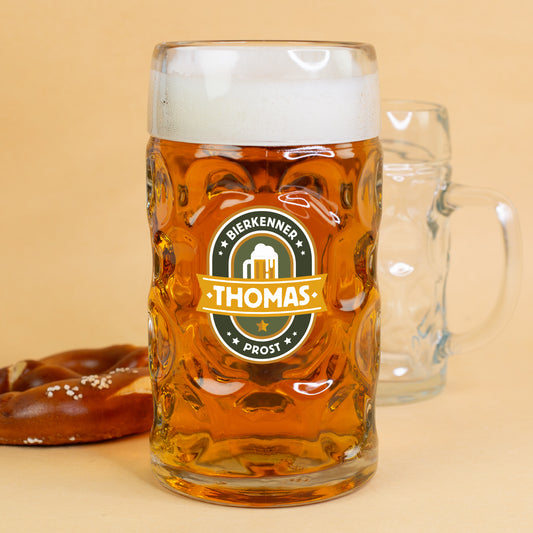 Bierkrug 1 l frontal fotografiert – mit Bierkenner-Motiv, Schaumkrone und dem personalisierten Namen mittig im Design