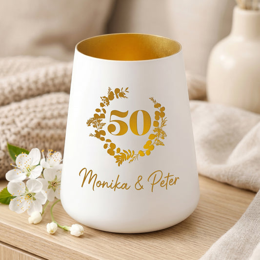 Weißes Windlicht zur Goldenen Hochzeit mit goldener Innenseite, 50er Kranzmotiv und Namen Monika und Peter