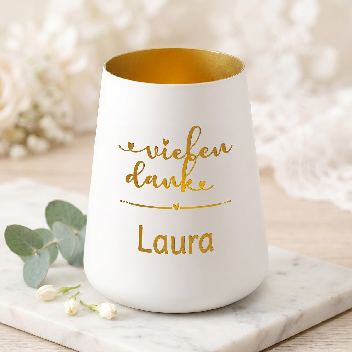 Personalisiertes weißes Windlicht mit Name Laura, vielen Dank Gravur und dekorativer Marmorplatte