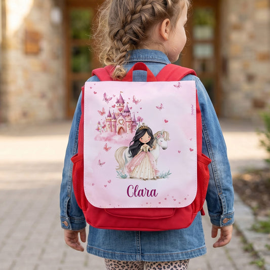Kindergartenrucksack mit Name Clara und Prinzessinnen-Motiv wird von einem Mädchen auf dem Rücken getragen