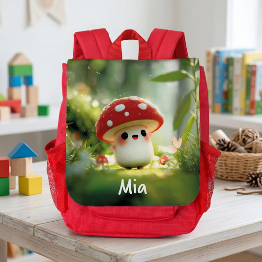 Roter Kinderrucksack mit Name Mia, Glückspilz-Motiv und seitlichen Netzfächern im Kinderzimmer