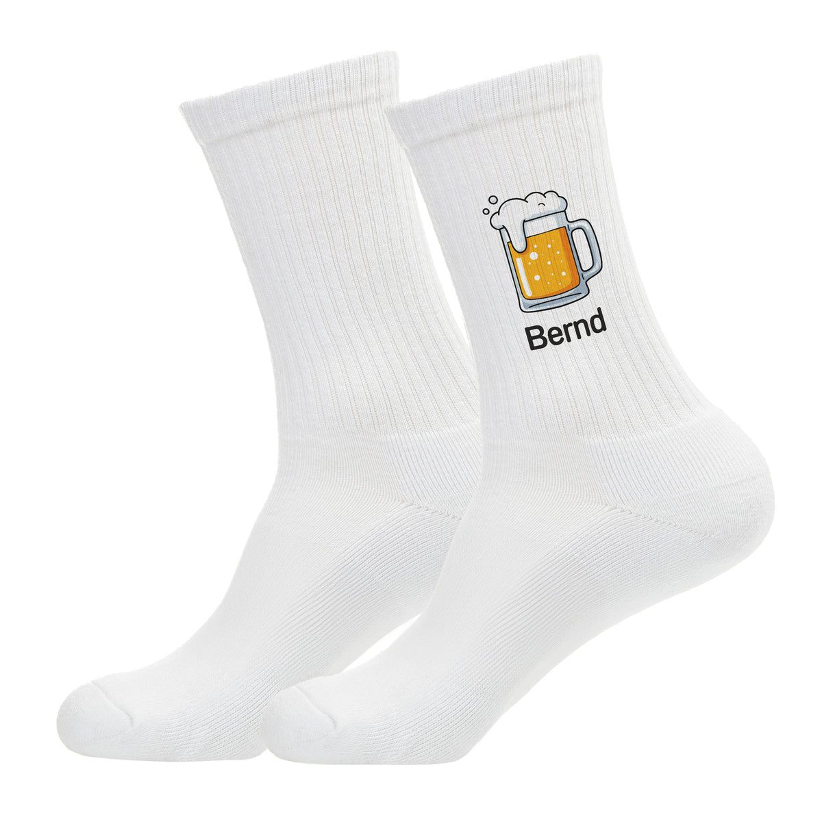 Freigestellte Aufnahme eines Sockenpaares mit Bierkrug-Motiv und Name „Bernd“ – Studioaufnahme auf weißem Hintergrund.