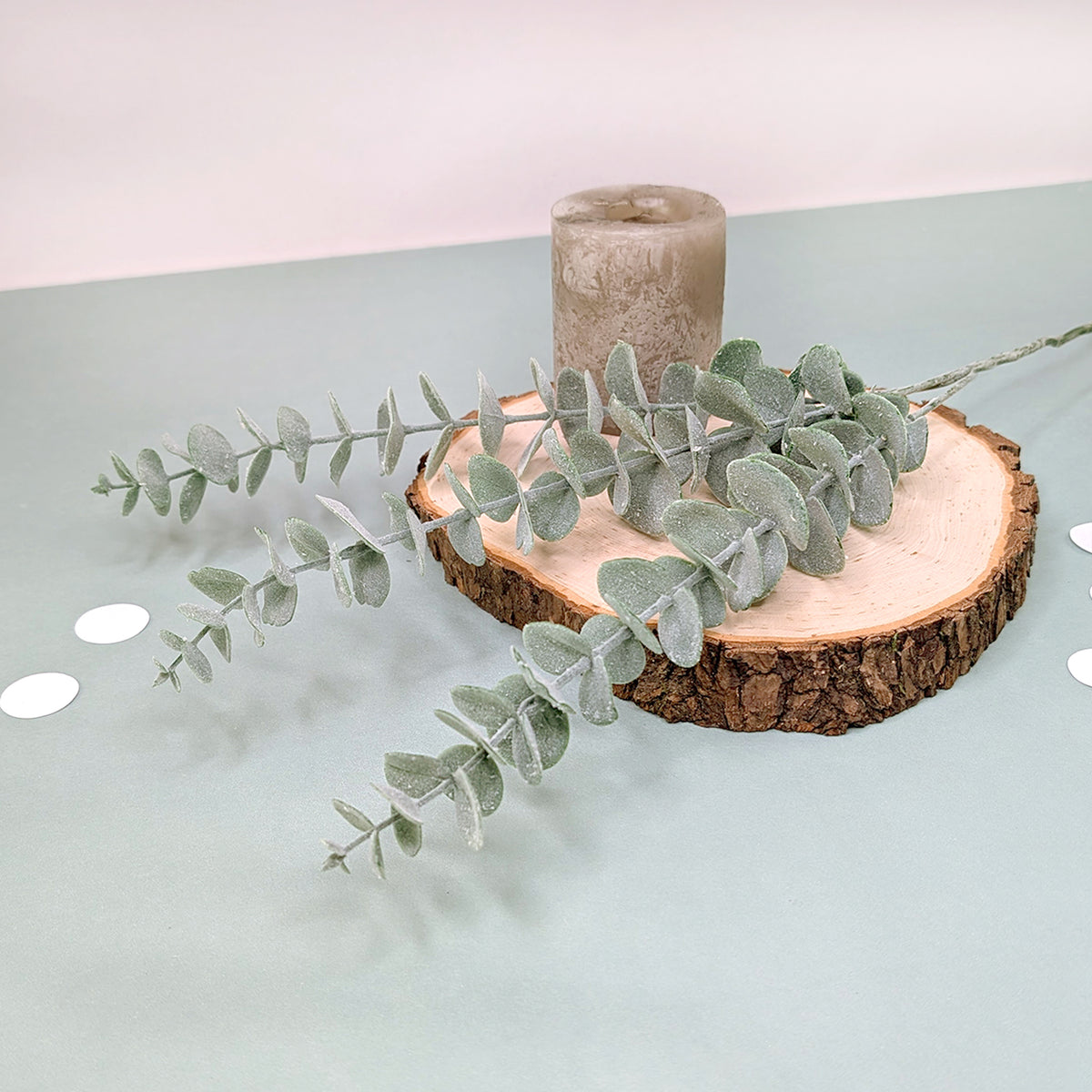Eukalyptuszweige als Tischdeko mit Kerze und Holzaccessoire
