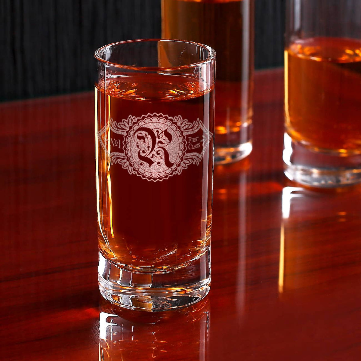 Schnapsglas graviert mit Initial und Ornament