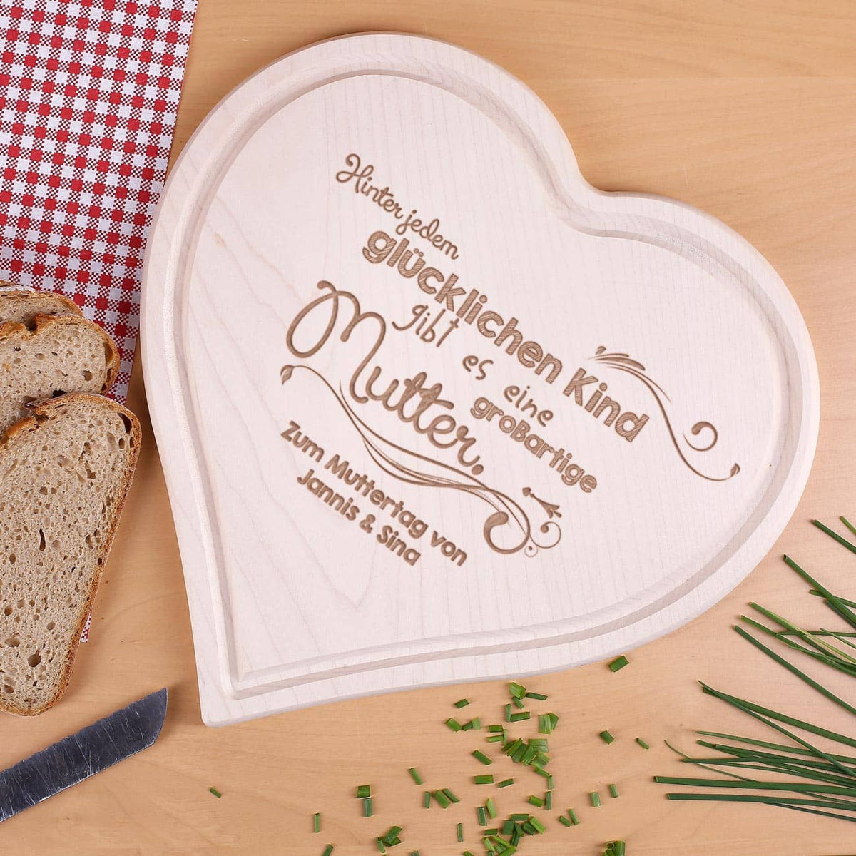 Holzbrett Herz zum Muttertag mit Wunschtext graviert