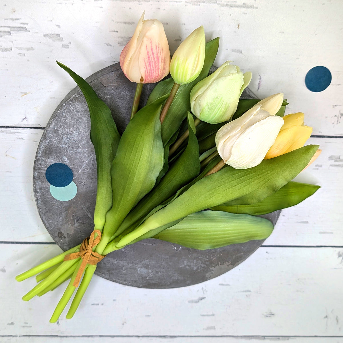 Detailansicht Tulpenstrauß „Sally“ von oben auf grauem Rundteller – 7 Tulpen