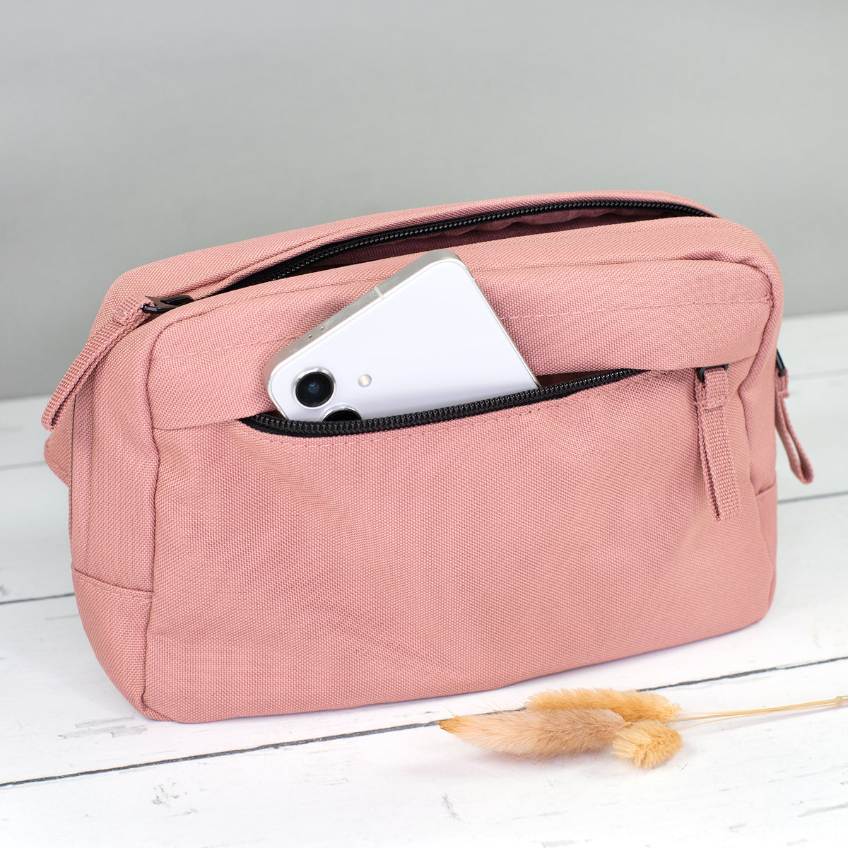 Altrosa Bauchtasche mit geöffnetem Frontfach und Smartphone als Detailansicht