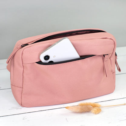 Altrosa Bauchtasche mit geöffnetem Frontfach und Smartphone als Detailansicht