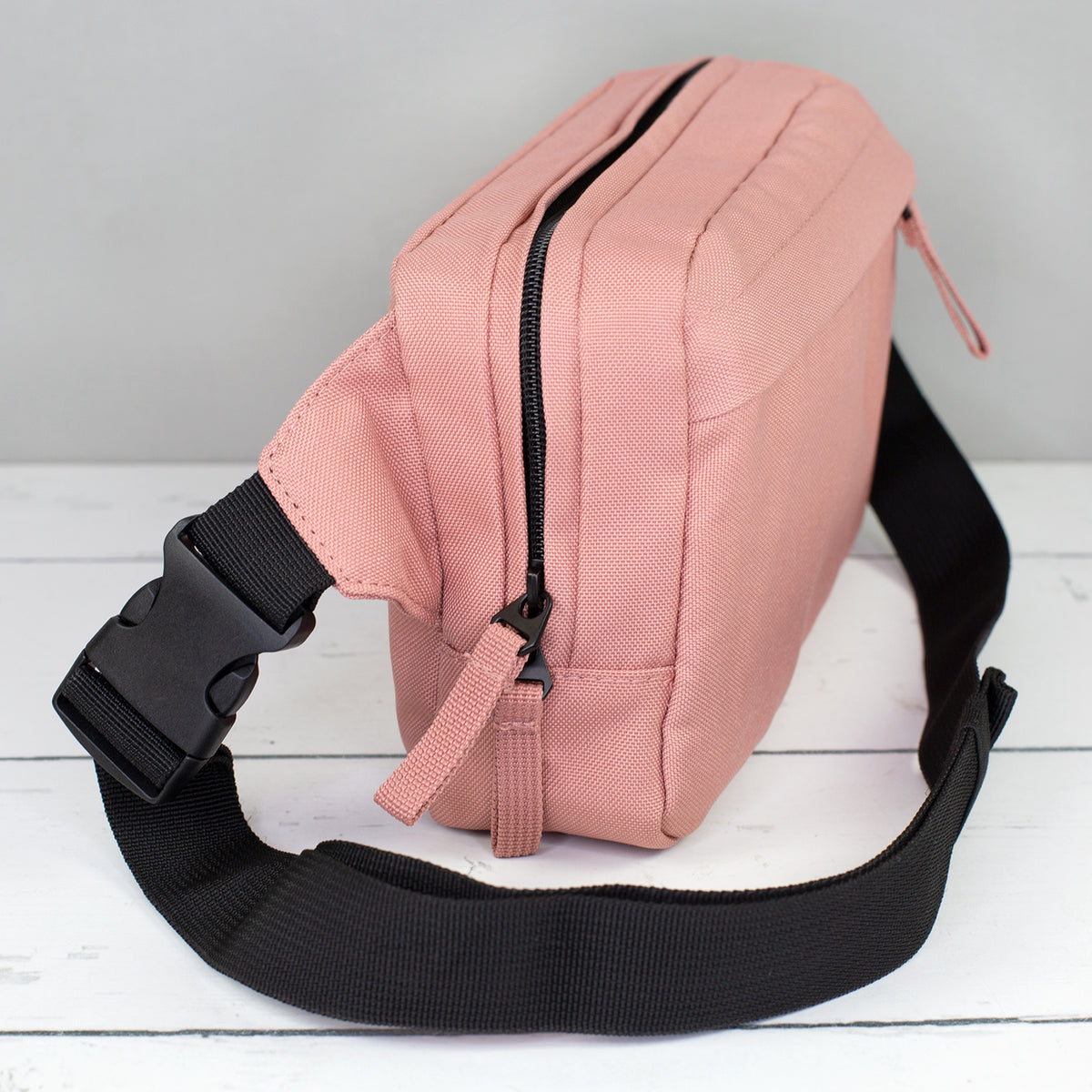 Altrosa Bauchtasche von der Seite mit schwarzem Gurt und Clipverschluss