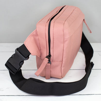 Altrosa Bauchtasche von der Seite mit schwarzem Gurt und Clipverschluss