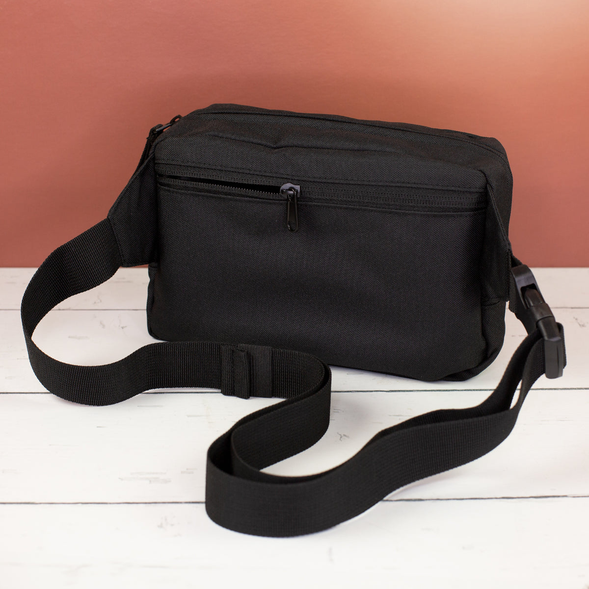 Schwarze Bauchtasche von hinten mit Rückfach, Gurt und schlichtem Design