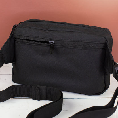 Rückseite der schwarzen Bauchtasche mit Reißverschlussfach und verstellbarem Gurt