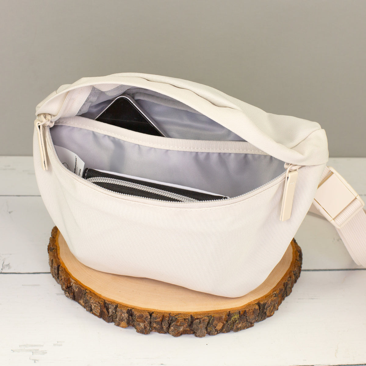 Beige Dog Mom Bauchtasche geöffnet mit Blick in das leere Innenfach und hellgrauem Futter