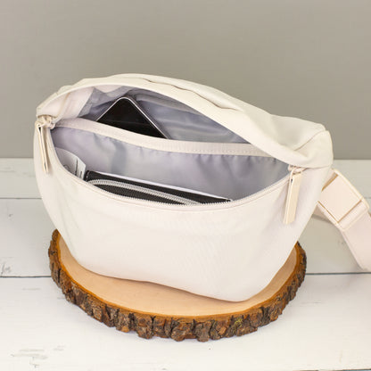 Beige Dog Mom Bauchtasche geöffnet mit Blick in das leere Innenfach und hellgrauem Futter