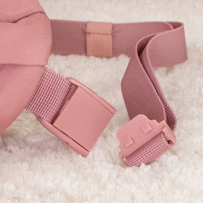 Detailansicht der rosa Dog Mom Bauchtasche mit verstellbarem Gurt und Steckverschluss