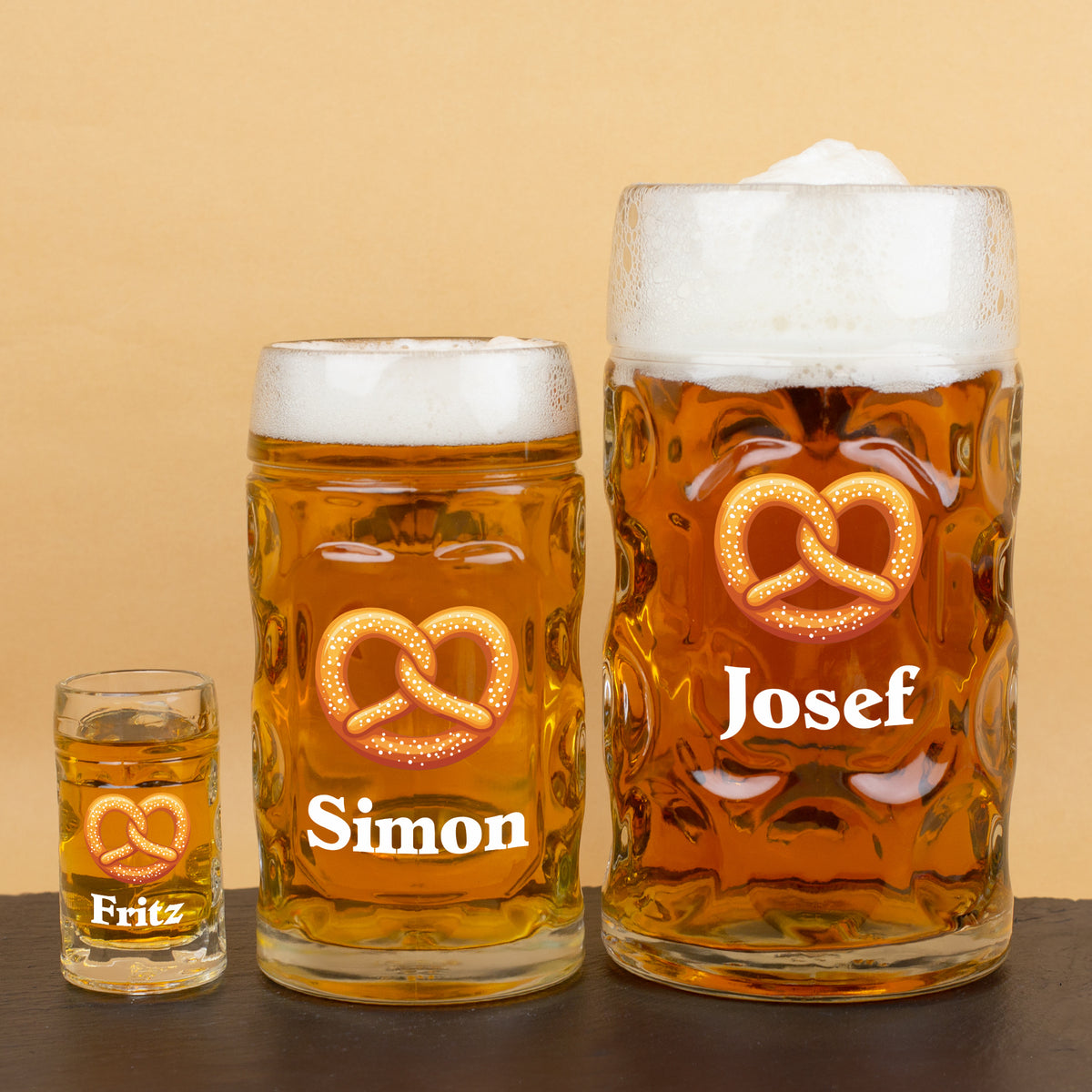 Drei Glasgrößen im Vergleich mit Brezel-Motiv und Namensaufdruck Fritz, Simon und Josef