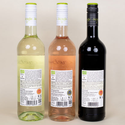 Rückseiten der drei Biorebe-Weine (Riesling, Rosé, Dornfelder) mit Etiketten und Angaben zu Bio & Vegan.
