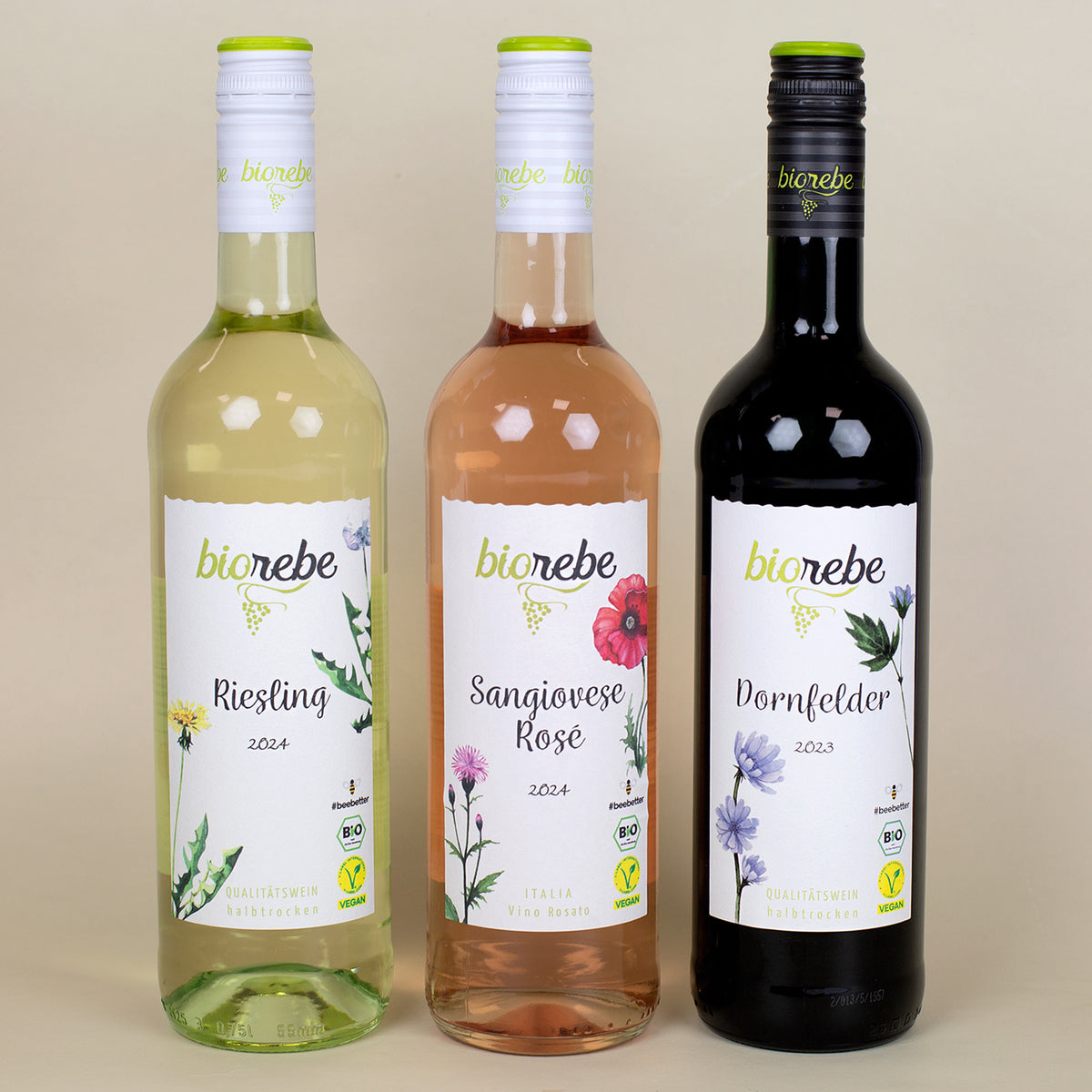 Drei Biorebe-Weinflaschen Riesling, Sangiovese Rosé und Dornfelder mit Frontetiketten nebeneinander