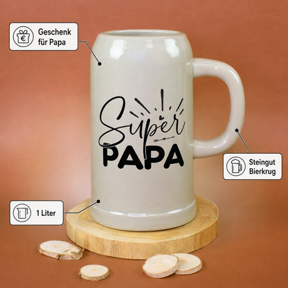Großer Keramik-Bierkrug „Super Papa“ auf Holzscheibe als Geschenk für Papa