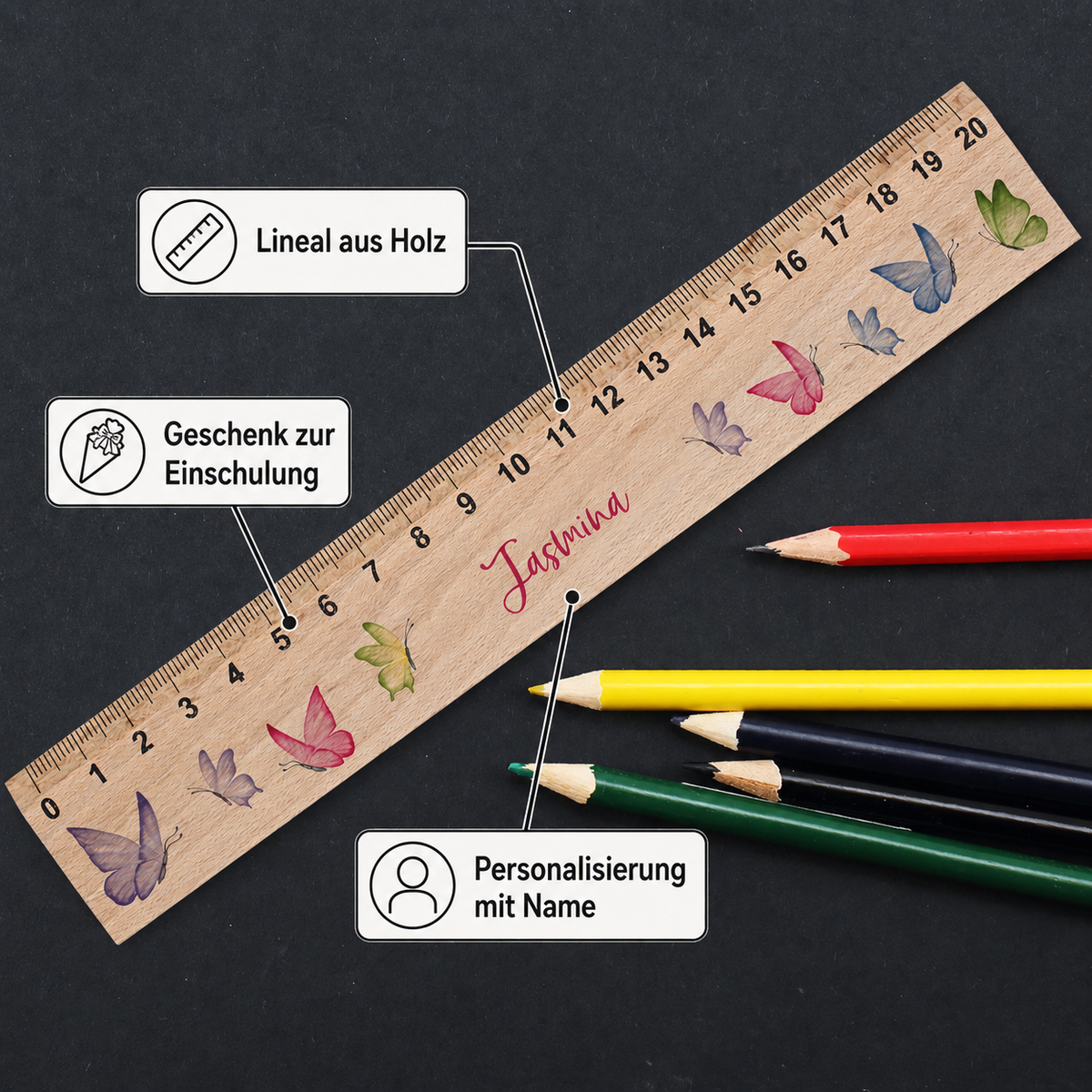 Personalisiertes Schmetterlings-Lineal aus Holz mit Name Jasmina auf dunklem Hintergrund