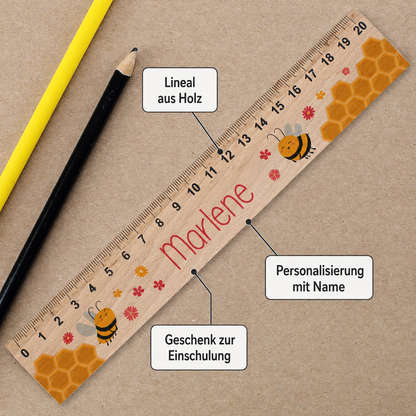 Personalisiertes Holzlineal mit Bienenmotiv und Name Marlene neben gelbem und schwarzem Stift