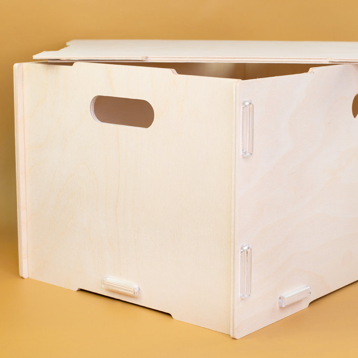 Stapelbare Aufbewahrungsbox aus Birke-Multiplex in Naturholz-Optik mit Grifföffnung an der Seite und passgenauem Deckel