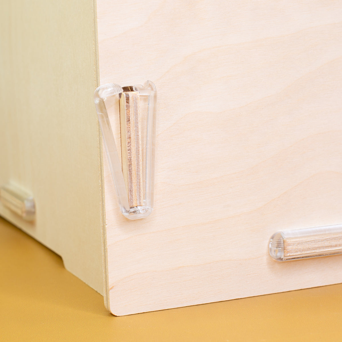 Detailaufnahme der clipfritz® Polycarbonat-Klammern an der Holzbox