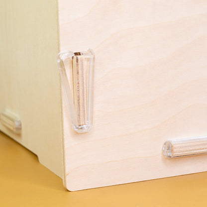Detailaufnahme der clipfritz® Polycarbonat-Klammern an der Holzbox