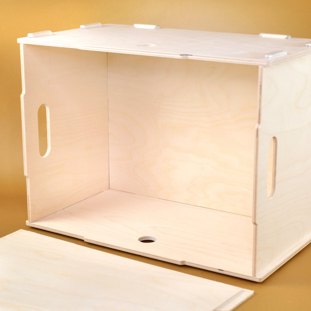 Geöffnete Holzbox aus Birke-Multiplex mit großzügigem Stauraum und sauber gearbeiteten Innenflächen