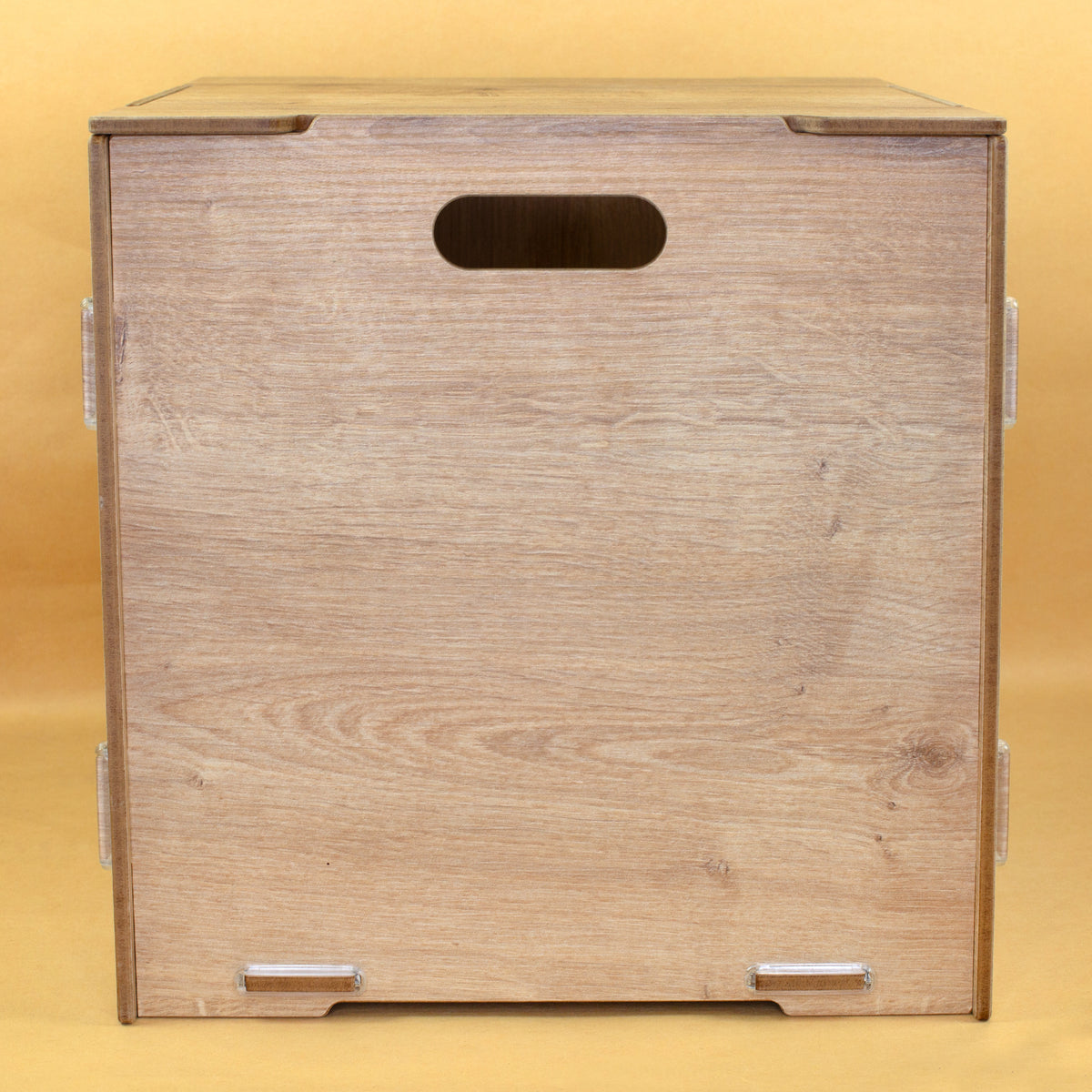 Rückseite des KALLAX Einsatzes mit Öffnung und MDF-Kanten