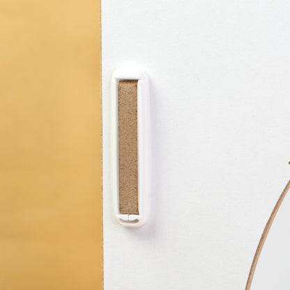 Detailaufnahme der weißen clipfritz Klammer an einem weißen MDF-Element des KALLAX Einsatzes