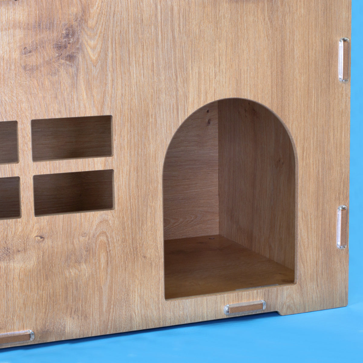 Innenansicht des Katzenhauses mit großer Einstiegöffnung und glatten MDF-Wänden